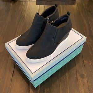 Susina Areya Black Wedge Sneaker